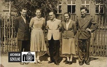 Zdjęcie przedstawia nauczycieli szkoły w Łochowie w roku 1958. W środku Ignacy Kaczmarek - kierownik szkoły.