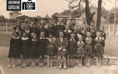 Zdjęcie przedstawia klasę łochowskiej szkoły z wychowawczynią, rok 1959.