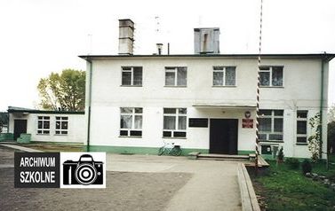 Zdjęcie przedstawia budynek szkolny oddany do użytku w 1965 roku. Fot. z roku 1999.