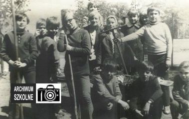 Na zdjęciu uczniowie szkoły w Łochowie podczas prac społecznych w roku 1974