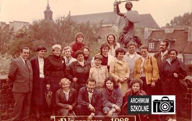 Na zdjęciu pracownicy i nauczyciele szkoły w Łochowie podczas wycieczki do Warszawy w roku 1988