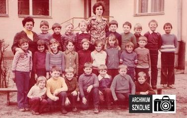 Dzieci szkolne z Łochowa z wychowawczynią i Władysławą Zarębską - dyrektorem szkoły, po lewej, w latch 1974-1978.