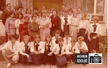 Zdjęcie przedstawia zakończenie roku szkolnego z lat 80-tych XX w. - absolwenci, nauczyciele, goście