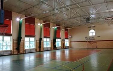 Zdjęcie przedstawia szkolną salę gimnastyczną po remoncie w styczniu 2017 roku
