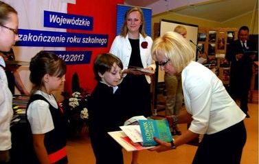 Zdjęcie przedstawia uroczystość wojew&oacute;dzkiego zakończenia roku szkolnego 2012-2013, kt&oacute;ra odbyła się w naszej szkole