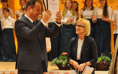 Na zdjęciu Kujawsko-Pomorski Kurator Oświaty Anna Zalewska wręcza dyrektorowi szkoły Mirosławowi Donarskiemu wzorowe raporty z ewaluacji. 15 maja 2013 roku