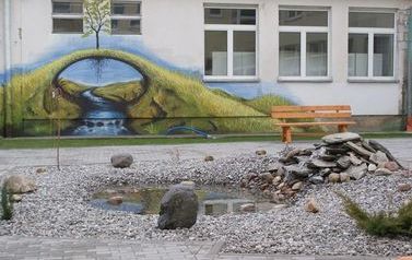 Zdjęcie przedstawia patio szkolne w 2011 roku