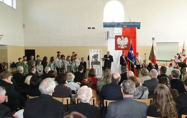 Na zdjęciu uroczystość nadania szkolnej drużynie harcerskiej im. płk Antoniego Grygiela i przekazania harcerzom proporca. Marzec 2011