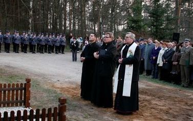 Na zdjęciu uroczstość posadzenia Dębu Katyńskiego i odsłonięcia tablicy pamiątkowej w roku 2010