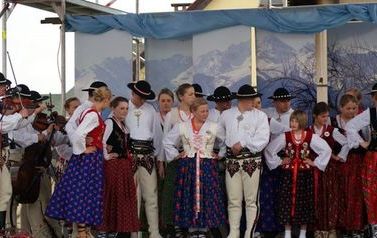 Na zdjęciu zesp&oacute;ł Zb&oacute;jnicek z Zębu koło Zakopanego w Łochowie podczas uroczystości jubileuszowych 10-lecia nadania imieia Jana Pawła II