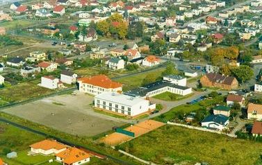 Zdjęcie szkoły z lotu ptaka w 2007 roku
