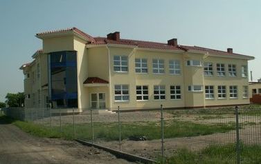 Na zdjęciu nowy budynek szkolny oddany do użytku w 2007 roku. Dziś to segment A budynku A.