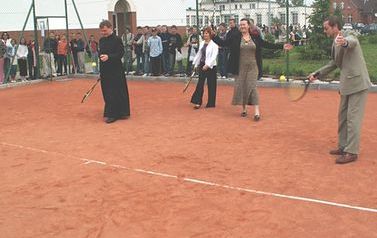 Na zdjęciu otwarcie kortu tenisowego przy szkole, rok 2006