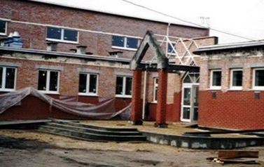 Na zdjęciu sala gimnastyczna z łącznikiem podczas budowy, rok 2001.