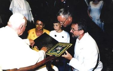 Na zdjęciu spotkanie delegacji społeczności szkolnej z Janem Pawłem II w Watykanie - sierpień 1999
