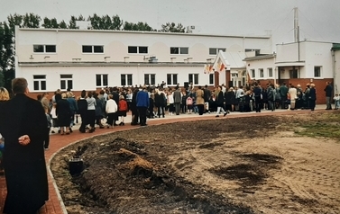 Zdjęcie przedstawia uroczystość oddania do użytku sali gimnastycznej w 2001 roku