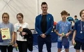 na zdjęciu widać zawodnik&oacute;w zawod&oacute;w w tenisie stołowym ze swoim trenerem