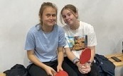 na zdjęciu widać odpoczywające zawodniczki zawod&oacute;w w tenisie stołowym