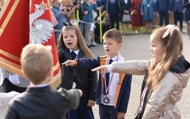 NA zdjęciu widać delegacje uczni&oacute;w klas pierwszych uroczyście składający przysięgę do sztandaru szkolnego