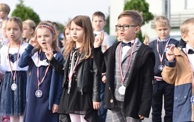 Na zdjęciu widać uczni&oacute;w klas pierwszych składających przysięgę 