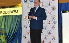 na zdjęciu widać nauczyciela historii z nagrodą Karola