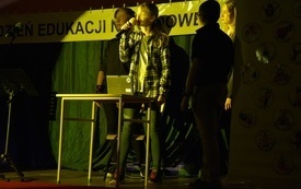 na zdjęciu widać uczni&oacute;w podczas spektaklu z okazji dnia edukacji