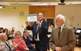 na zdjęciu widać dyrektora szkoły  z voucherem na 3000 zł od nadleśnictwa oraz przedstawiciela nadleśnictwa