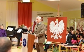 na zdjęciu widać przedstawiciela nadleśnictwa przemawiającego podczas akademii z okazji dnia edukacji