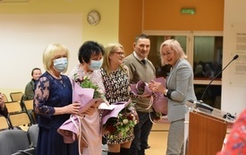 na zdjęciu widać wicedyrektorkę szkoły, kt&oacute;ra żegna się z emerytowanymi pracownikami szkoły