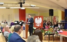 na zdjęciu widać przemawiającego dyrektora szkoły podczas akademii z okazji dnia edukacji  narodowej 