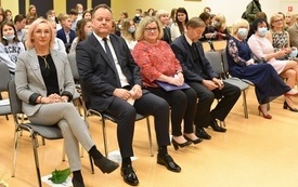 na zdjęciu widać dyrekcje szkoły 