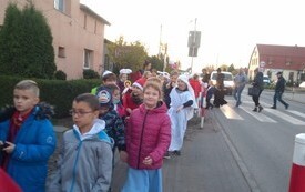 na zdjęciu widać uczni&oacute;w podczas pochodu wszystkich świiętych