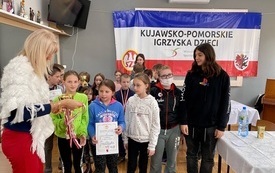 na zdjęciu widać wręczenie nagr&oacute;d uczniom biorącym udział w igrzyskach szachowych