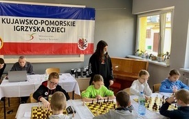 Na zdjęciu widać reprezentant&oacute;w r&oacute;żnych szk&oacute;ł grających w igrzyskach szachowych