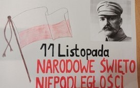 na zdjęciu widać plakat z okazji Święta  Niepodległości