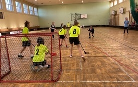 na zdjęciu widać drużynę damską w unihokeju podczas rozgrywek