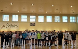 na zdjęciu widać nagrodzone drużyny w unihokeju męskim i damskim