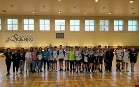 na zdjęciu widać uczni&oacute;w z medalami, nagrodzone drużyny w unihokeju męskim i damskim
