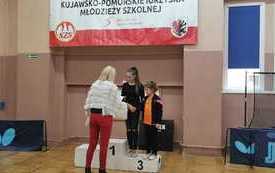 na zdjęciu widać zawodniczki w tenisie stołowym na podium