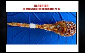 na zdjęciu widać kosmiczną dekoracje wykonaną przez klasę 5