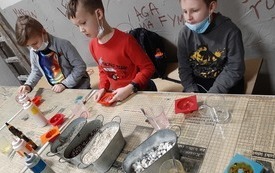 na zdjęciu widać uczestnik&oacute;w p&oacute;łkolonii wykonujących mydełka w Muzeum Mydła i Brudu