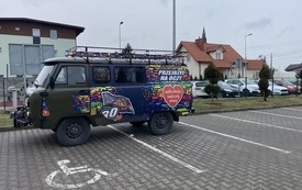 zabytkowy w&oacute;z gra z WOŚP