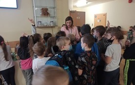 na zdjęciu widać dzieci biorące udział w akcji &bdquo;Czy na wady są porady?&rdquo;