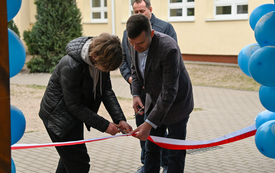 na zdjęciu widać przedstawiciela uczni&oacute;w i Przewodniczącego Rady rodzic&oacute;w przecinających  wstęge