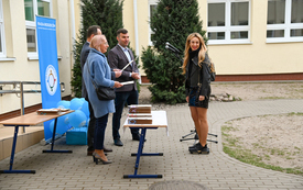 na zdjęciu widać wręczenie podziękowań jednemu ze sponsor&oacute;w