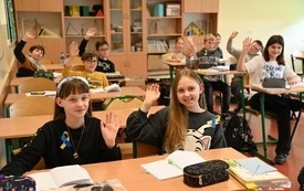 na zdjęciu widać uczni&oacute;w z przypinkami flagi Ukrainy
