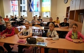 na zdjęciu widać uczni&oacute;w z przypinkami flagi Ukrainy
