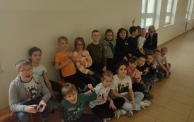 na zdjęciu widać uczni&oacute;w klas młodszych solidaryzujących się z Ukrainą