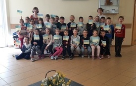 na zdjęciu widać uczni&oacute;w z klas I-III trzymających flagi Ukrainy