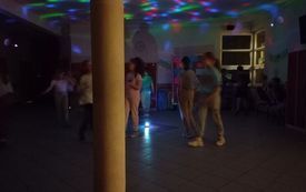 na zdjęciu widać uczni&oacute;w klasy 5c podczas nocnej dyskoteki